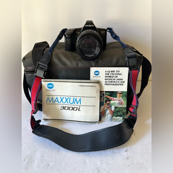 Minolta Maxxum 3000i SLR Film Camera AF Zoom 70-210mm Multi-Coated Lens & Flash - Picture 1 of 17